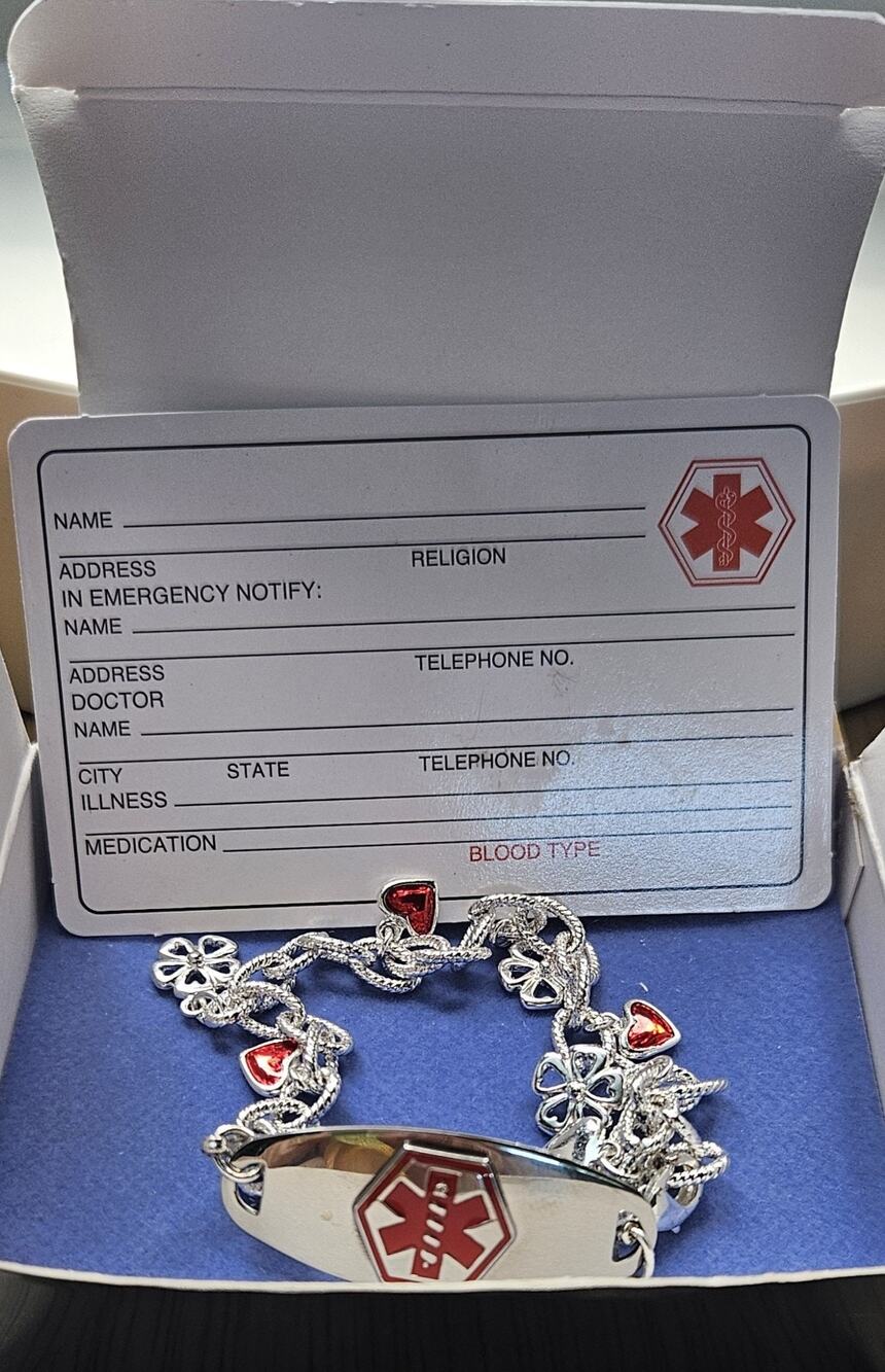 Avon MEDIC AWARE BRACELET ASTHMA Silver Charm Medical Alert Vintage 2003
